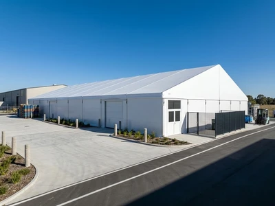 Capannone mobile in PVC con copertura a due falde per uso produttivo