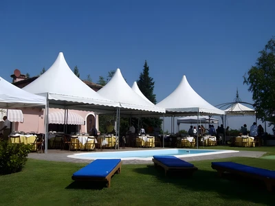 Gazebo modulari affiancati per un evento all’aperto