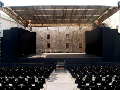 Palco modulare a noleggio per un evento pubblico