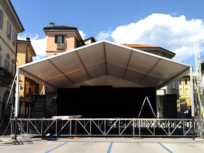 Palco modulare in acciaio zincato allestito per un concerto